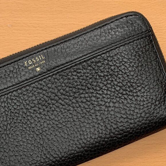 Fossil Black Leather Zip Wallet – Classic Pebbled Look with Gold Hardware - Picture 1 of 9